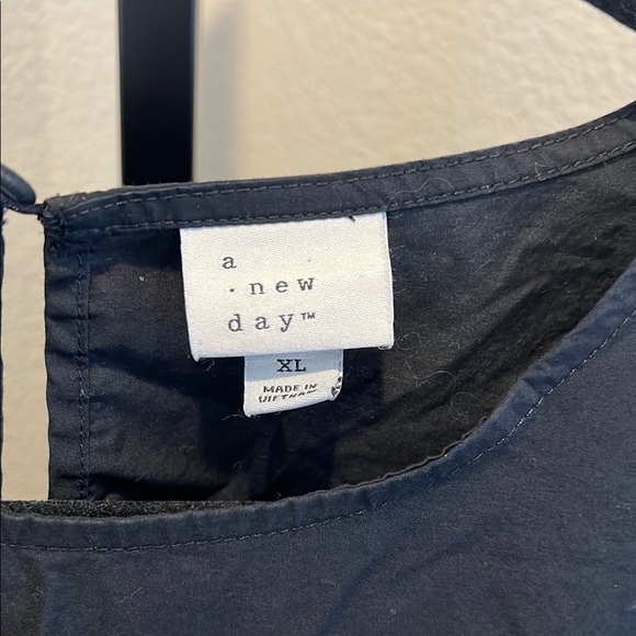 Elegant Black Dress - Picture 2 of 3